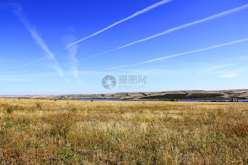 山丘和峡谷的夏季风景天堂植物群蓝色全景天空草本植物地平线山沟爬坡图片