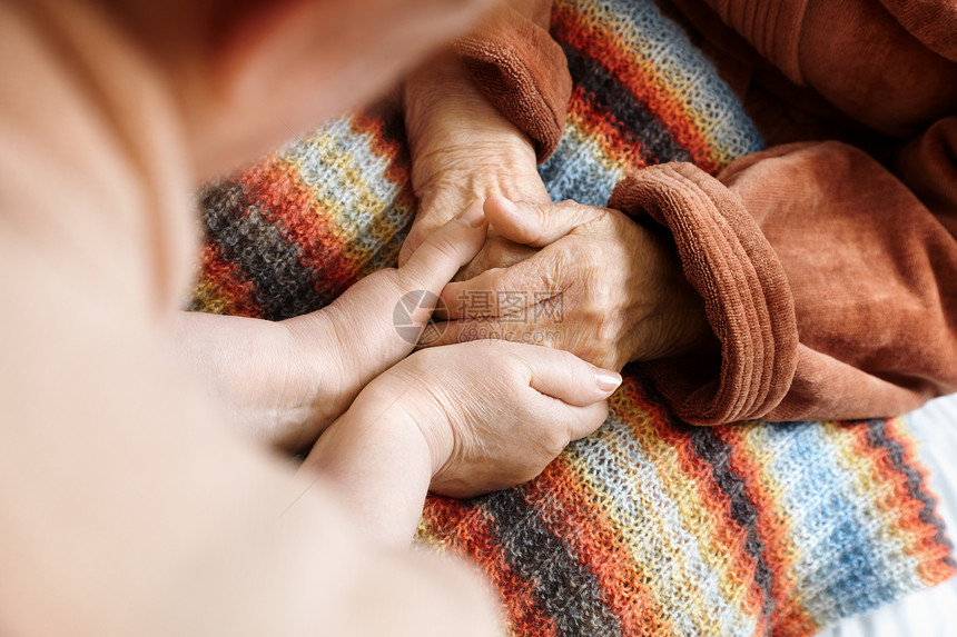 伸出援助之手医院祖母退休友谊家庭手指祖父母女性拇指图片
