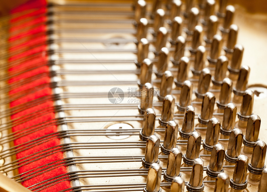 宏中的钢琴弦字符串金属笔记金子木头锤子细绳音乐乐器线圈图片