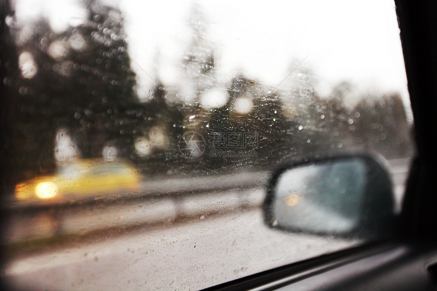 雨中驱车墙纸蓝色圆圈玻璃旅行反射淋浴风暴镜子液体图片