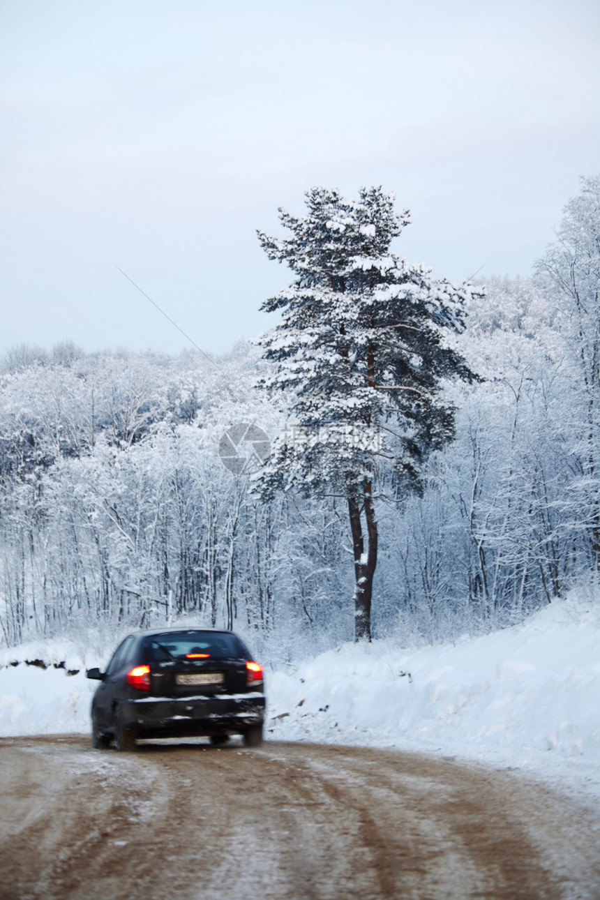冬季公路上的汽车蓝色玻璃力量街道木板运动镜子速度车轮男人图片