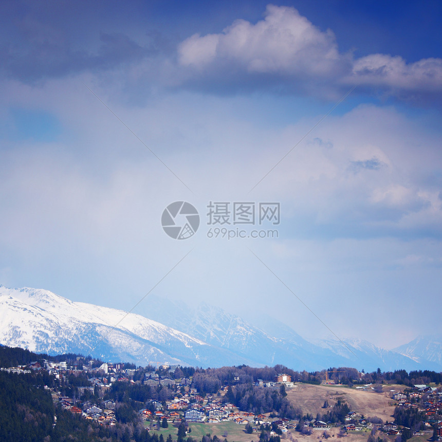 山中的白太阳小屋爬坡旅行天空远足蓝色假期建筑娱乐图片