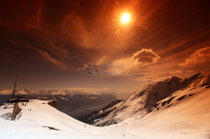 山上有高山远足爬坡季节天空风景岩石冻结阳光暴风雪活动图片