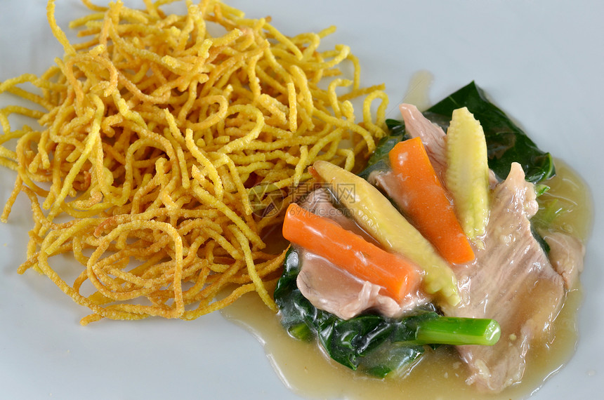 泰式和中式中国菜乌贼肉汁烹饪食物餐厅蔬菜胡椒美食面条午餐图片