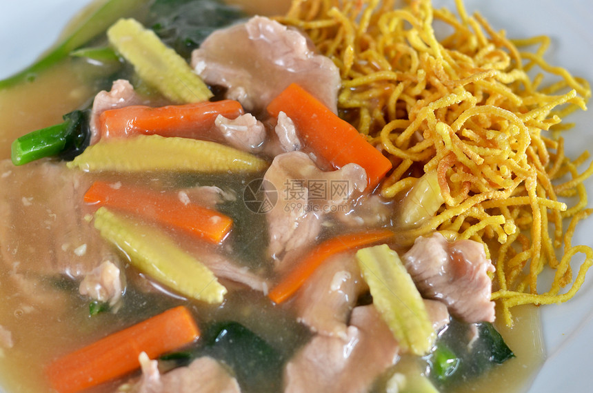 泰式和中式中国菜乌贼猪肉盘子烹饪面条午餐胡椒食物肉汁蔬菜图片