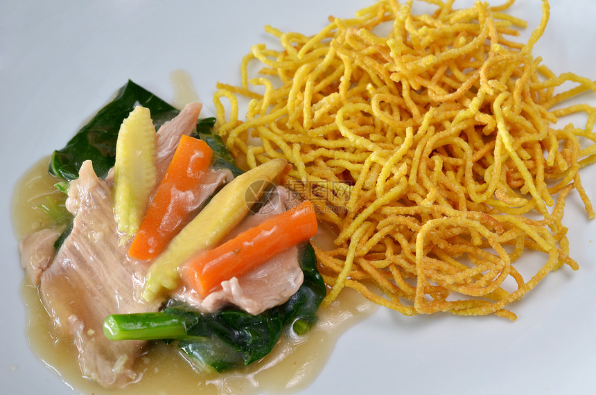 泰式和中式中国菜猪肉午餐餐厅烹饪食物蔬菜面条胡椒肉汁美食图片