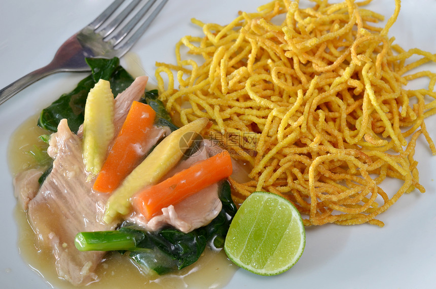 泰式和中式中国菜午餐食物餐厅烹饪猪肉美食乌贼面条盘子胡椒图片