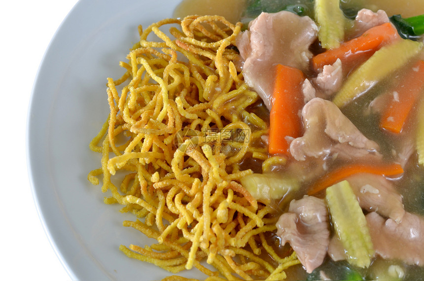 泰式和中式中国菜蔬菜食物面条午餐烹饪猪肉肉汁盘子胡椒美食图片