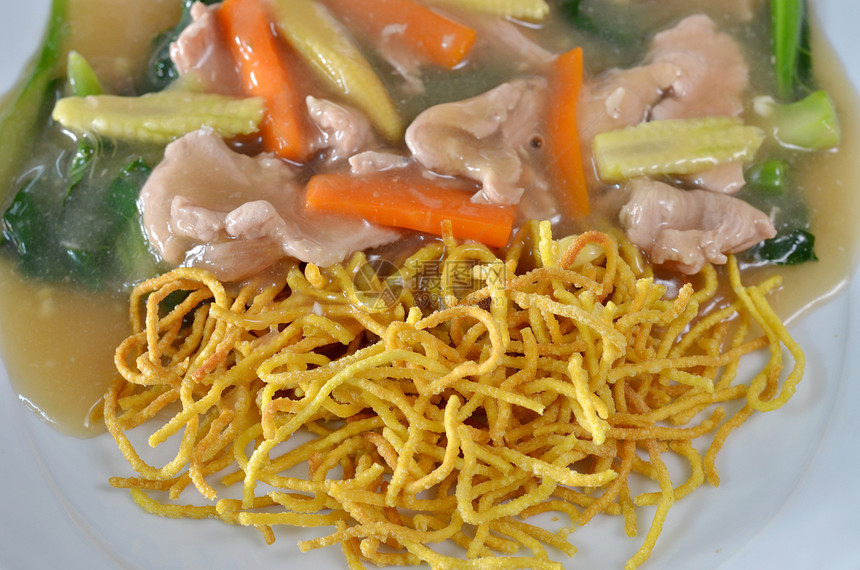 泰式和中式中国菜烹饪胡椒餐厅蔬菜面条肉汁食物盘子美食午餐图片