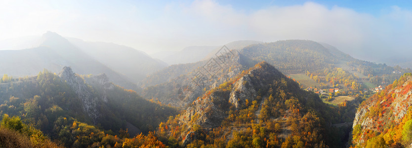 秋山太阳牧歌草地村庄植物天线建筑季节山脉叶子高清图片