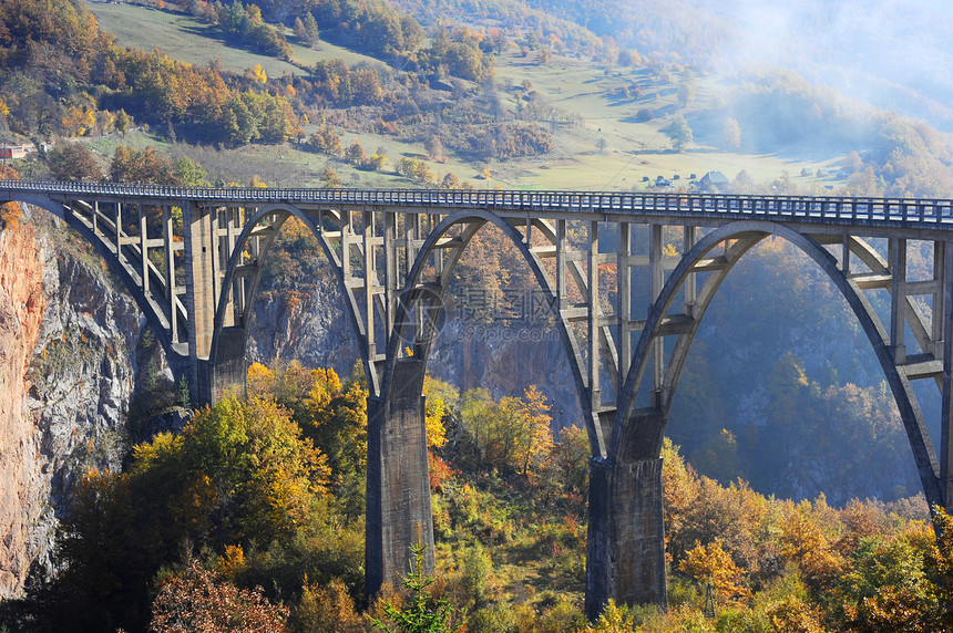 桥旅行观光国家风景峡谷公园薄雾山脉石头蹦极图片