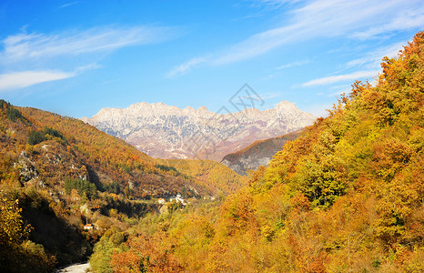 黑山山村景观森林阳光全景薄雾建筑日光城市历史天空背景图片