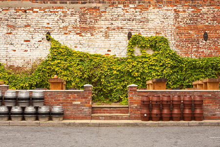 桶啤酒厂红色塑料围墙啤酒院子金属生产高清图片