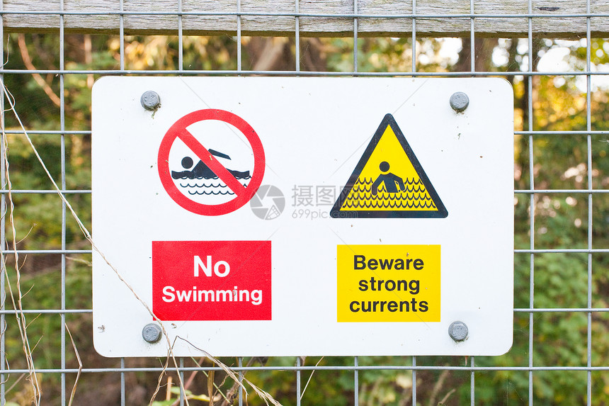 河流警告标志图片