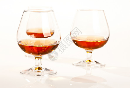 白兰地玻璃高脚杯玻璃状饮料背景图片