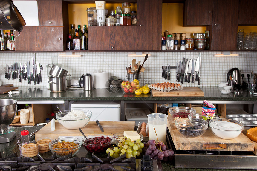 厨房准备就绪可供使用黄油面粉柠檬木板食物烘烤橱柜平底锅补给图片
