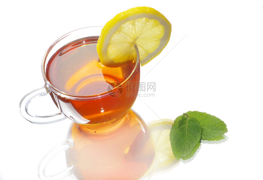 茶杯中的茶白色树叶杯子液体一杯茶玻璃绿色柠檬概念图片
