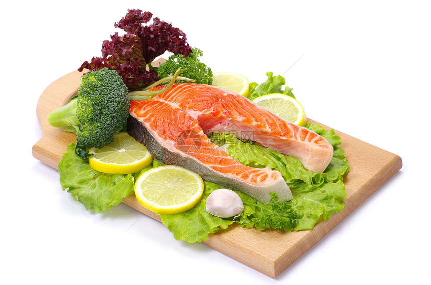 鲑鱼和香料牛扒红色草本植物食物鳟鱼橙子白色美食宏观柠檬图片