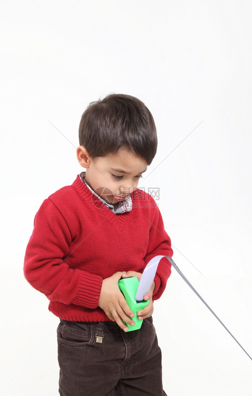 年轻男孩玩米表游戏孩子教育工具毫米统治者白色厘米仪表工作童年图片