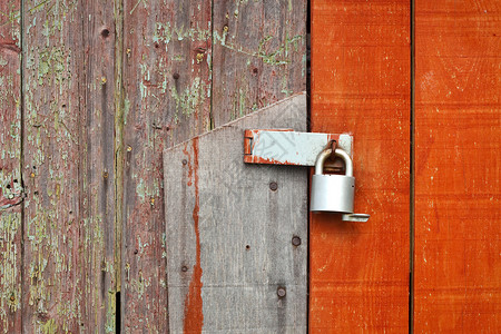 挂隔锁隐私木头金属挂锁安全腐烂面板木板背景图片