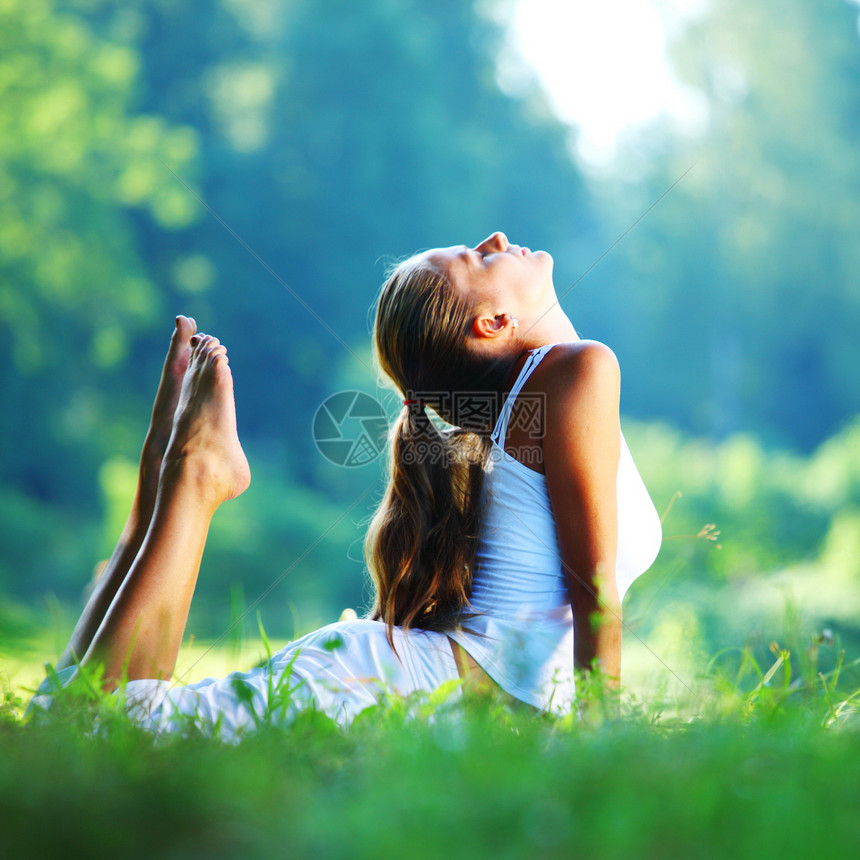 瑜伽饮食微笑成人冥想平衡树木身体女士运动公园图片
