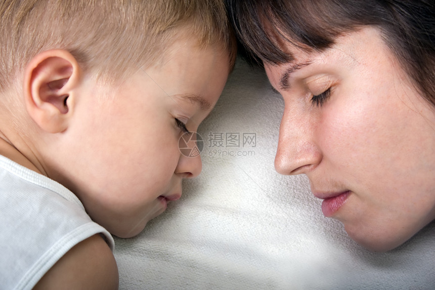 母亲和子女婴儿成人儿子皮肤柔软度场景后代家庭睡眠男生图片