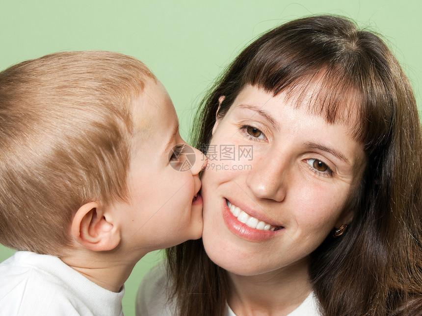 亲亲母亲的孩子父亲脸颊快乐女性亲热成人婴儿喜悦幸福家庭图片