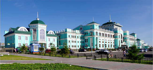 俄罗斯奥姆斯克火车站总站车站铁路大堂房子天蓝色背景图片