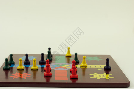 前视图木板派对比赛骰子乐趣玩家绿色优胜者红色黄色背景图片