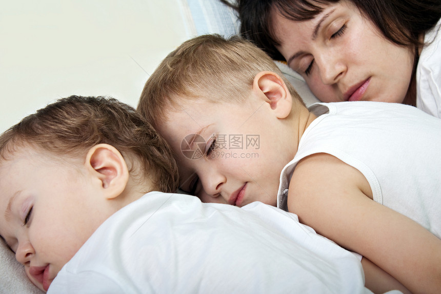 母亲和子女快乐夫妻柔软度睡眠男生幸福父母场景儿子女性图片