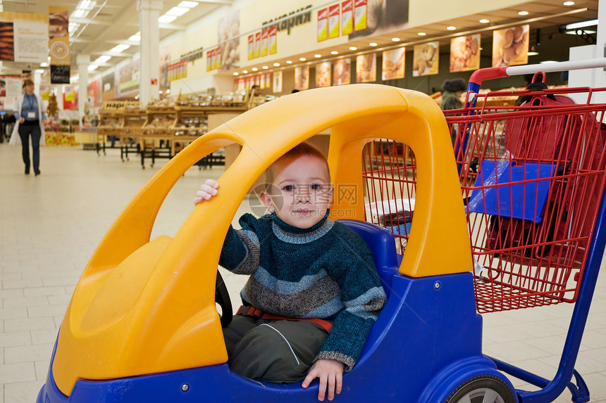 购物车儿童顾客儿子店铺婴儿市场购物中心大车杂货店孩子童年图片