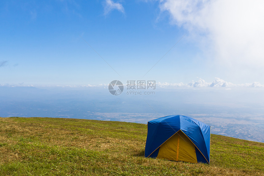在蓝天空下的草地上安睡庇护所娱乐荒野森林活动休闲营地假期帐篷旅游图片