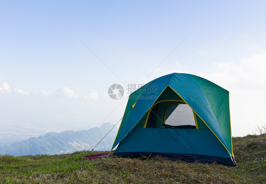 睡在草地上庇护所远足蓝色风景休闲森林营地旅行帐篷天空图片