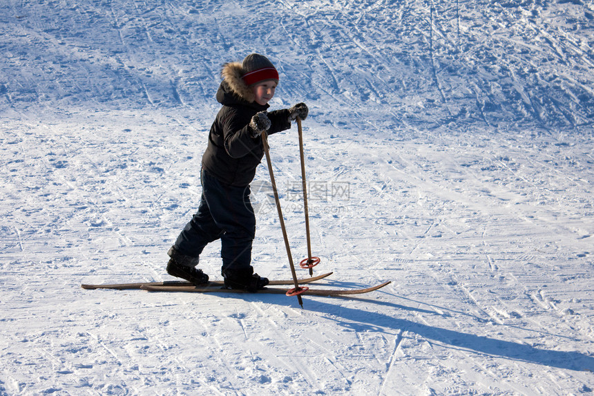 儿童滑滑雪幸福速度活力旅行男性游客男生活动太阳快乐图片