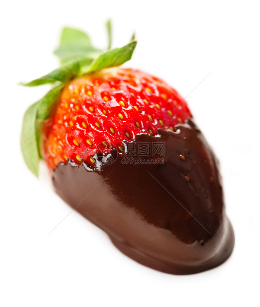 草莓浸在巧克力中宏观绿色美食甜点涂层水果融化棕色可可白色图片