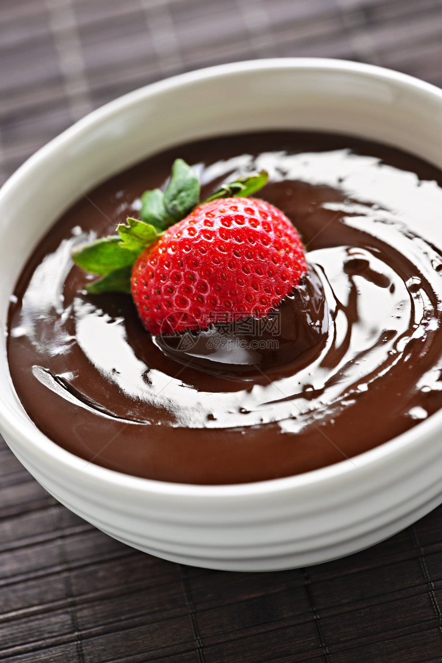 草莓浸在巧克力中糖果浆果涂层水果可可食物宏观小吃甜点美食图片