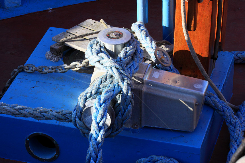 一条旧渔船在木材外航行的详情金属港口钻机船运电缆木头海洋甲板导航运输图片