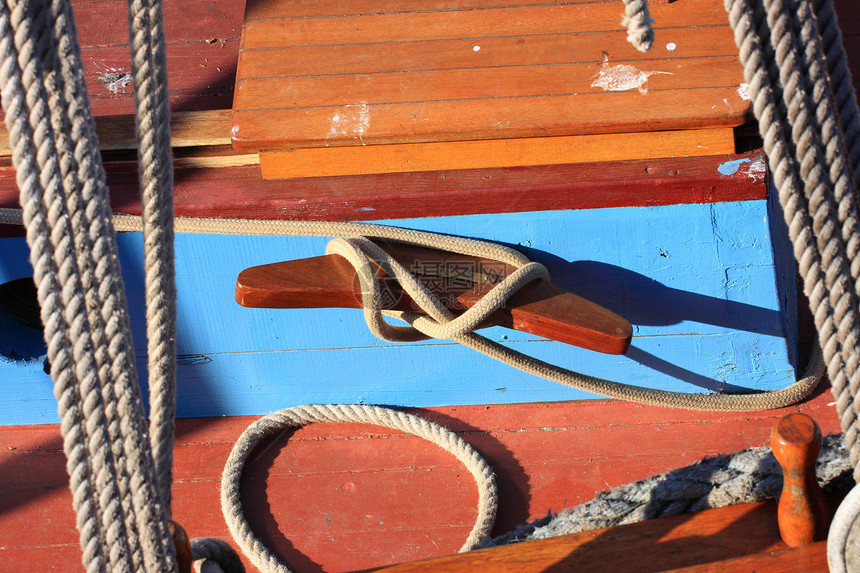 一条旧渔船在木材外航行的详情港口桅杆甲板运输电缆海军导航索具天空巡航图片