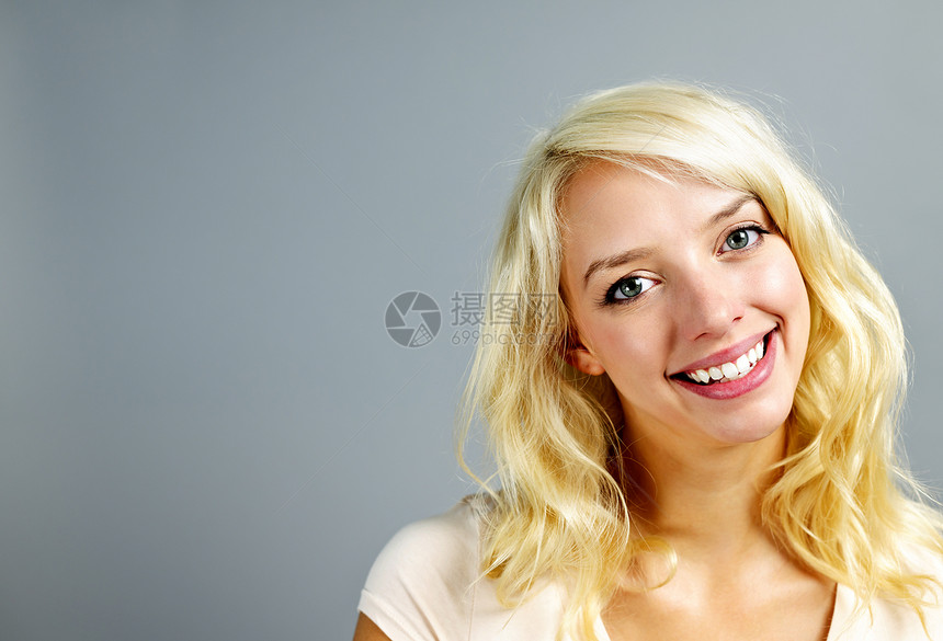 微笑的年轻女性肖像幸福头发成人白色灰色金发交际金发女郎健康牙齿图片