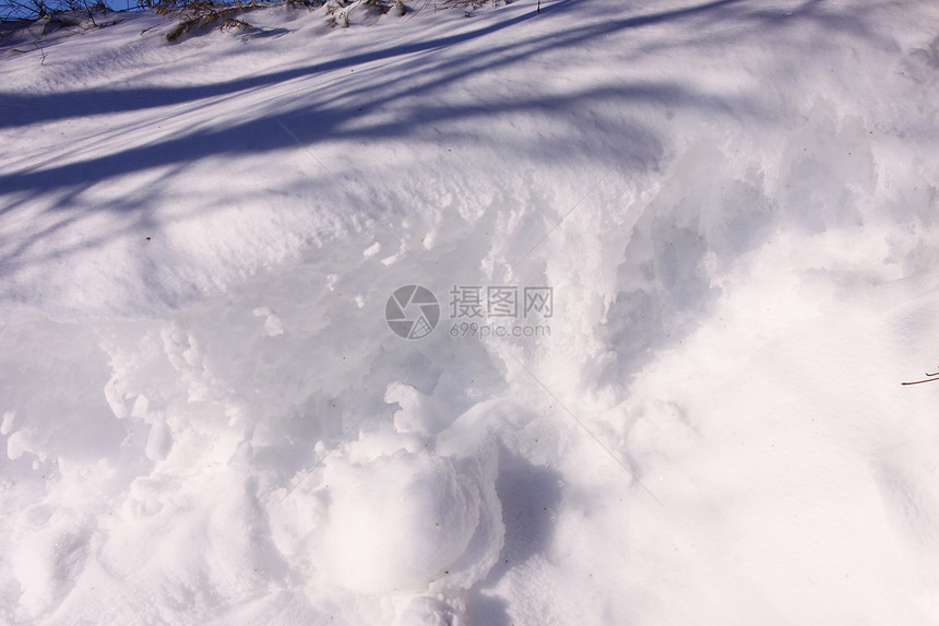 太阳和冬季雪下运动旅行土地阳光天空季节阴霾森林顶峰场地风景图片