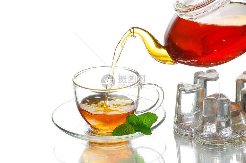茶茶杯棕色茶壶一杯茶橙子叶子白色液体概念红色玻璃图片