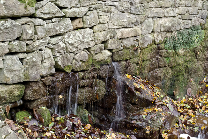 石墙瀑布叶子反射橙子跑步石头苔藓绿色流动灰色图片