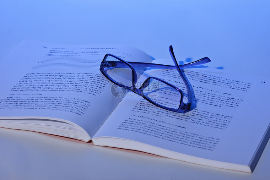 书上写着眼镜闲暇文档蓝色水平数据文学阅读光学塑料棕褐色图片