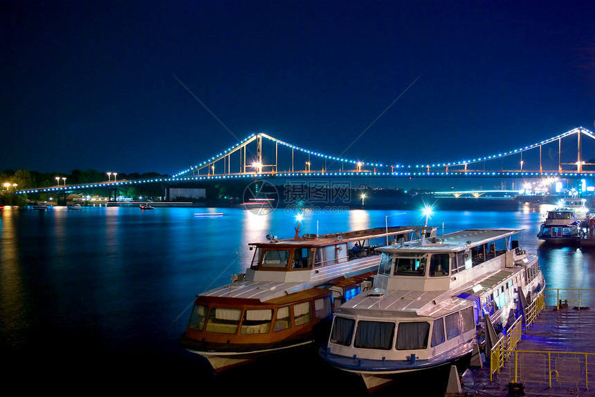 游艇城市砍伐旅游海滩甲板反射假期旅行港口灯光图片