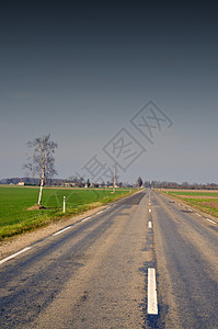 简欧场景简窄的铺路和修补道路 农田背景