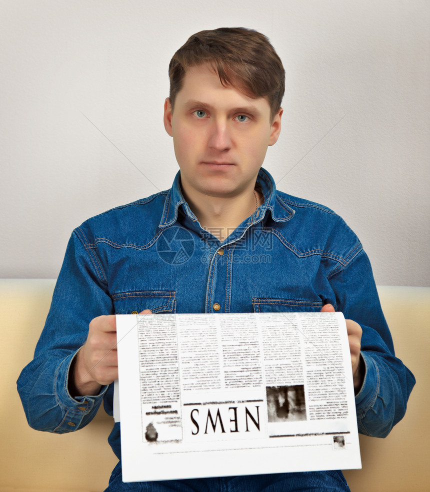 男人读报纸男性阅读闲暇日报蓝色长椅家具工作衬衫长沙发图片