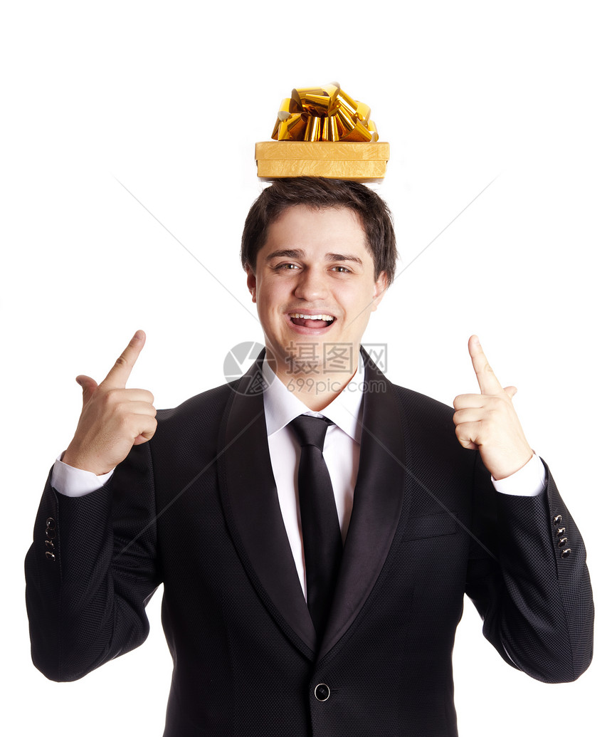 头顶有现装盒子的布罗内特人男性礼物燕尾服感情领带男生快乐黑发男人幸福图片