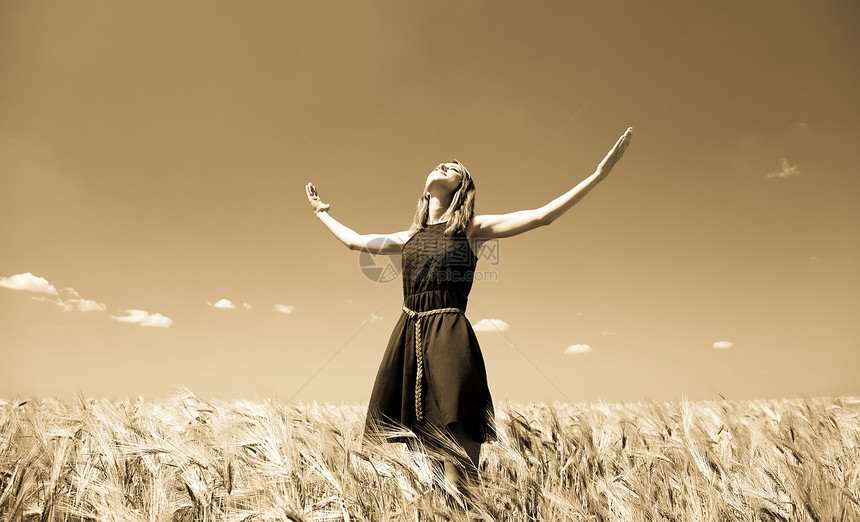 夏天小麦田的女孩农村裙子女性小麦收成自由旅行天空手表村庄图片