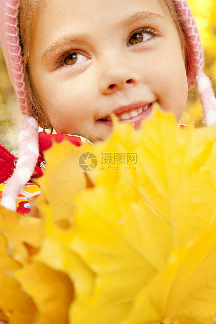 秋天公园的孩子夹克季节红色金发童年白色感恩叶子后代季节性图片