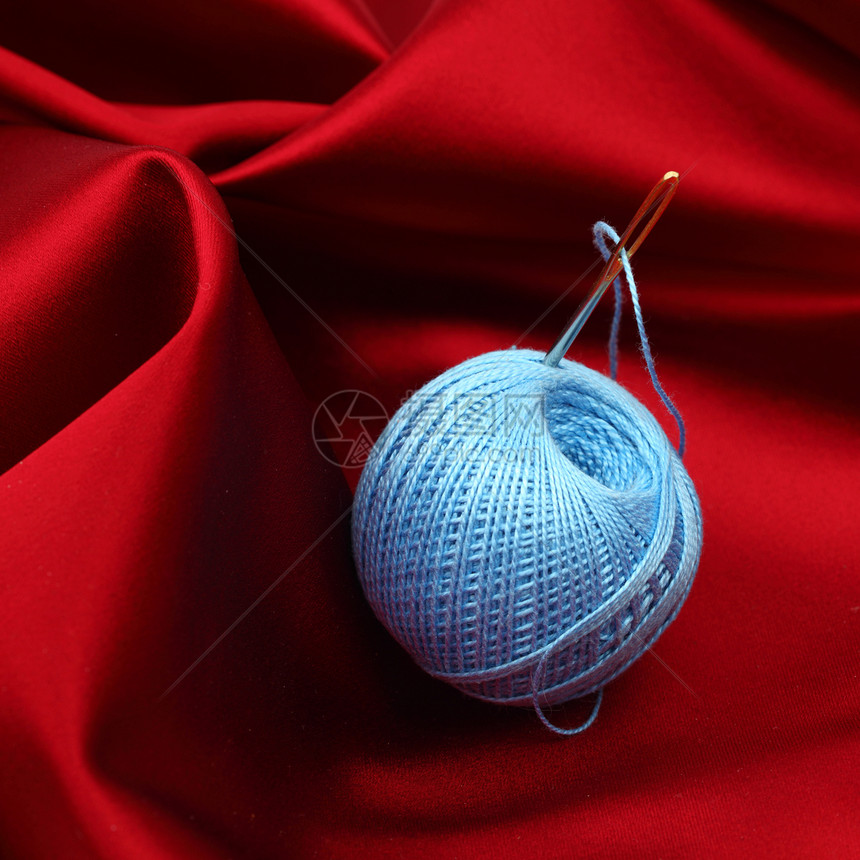 红色丝绸上的线棉布白色针线活纺织品工艺裁缝布料衣服手工业爱好图片